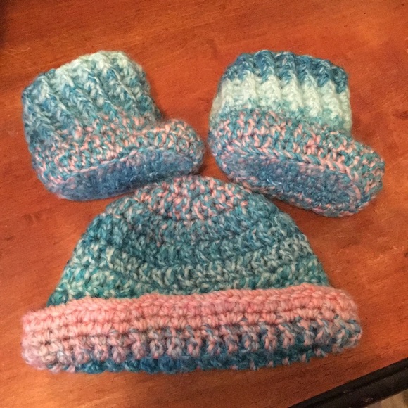 hand made Other - 🌺 Baby hat & booties hand crocheted pink and blue